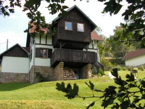una casa in cima a una collina erbosa di Idylla - Cottage in Lower Silesia a Duszniki Zdrój