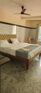 un grande letto in una camera da letto con soffitto di Sea side Residency a Māvalli