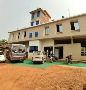 una casa con le auto parcheggiate davanti di Sea side Residency a Māvalli