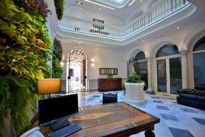 un grand hall avec un bureau dans un bâtiment dans l'établissement El Armador Casa Palacio by Luxury Suites Cádiz, à Cadix