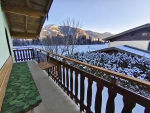 een balkon van een huis met sneeuw op de grond bij Das Bergnest Maishofen in Mitterhofen +18 foto's
