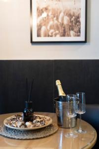 un tavolo con una bottiglia di champagne e due bicchieri di Falco Luxury Home a Napoli