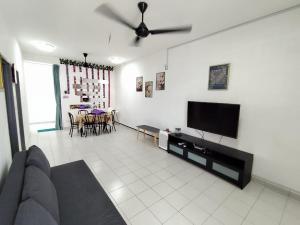 un soggiorno con divano e TV a schermo piatto di MAM Guesthouse Kota Tinggi a Kota Tinggi