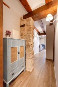 een kamer met een stenen muur en een grijze kast bij Encanto de Valderrobres in Valderrobres +9 foto's