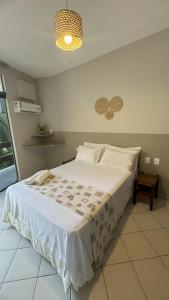 een slaapkamer met een groot bed in een kamer bij Hotel Mamoan in Ilhéus