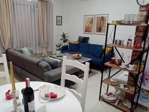 een woonkamer met een bank en een tafel bij Sava & Double Rooms in Prijedor +16 foto's