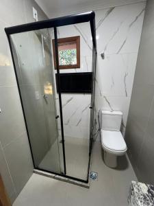 a bathroom with a shower and a toilet at quarto standart 2 pousada village in Guarapari