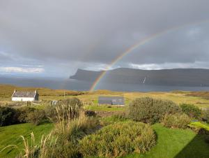een regenboog boven een veld met een boerderij en een huis bij Lon Ban House B&B in Glendale