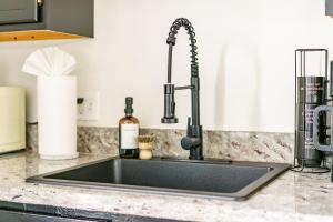 Køkken eller tekøkken på Downtown Columbus & Short North 2BR Home - Sleeps up to 10 Guests - By Convention Center & Nationwide Arena - Free Parking - Over 5,800 Five Star Stays - Casita Verde by Jungle House + 57 billeder