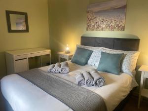 una camera da letto con un letto con asciugamani sopra di Foxs Farmhouse a Ballinrobe