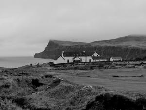 een zwart-witte foto van een huis op een heuvel bij Lon Ban House B&B in Glendale