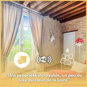 ein Bild von einem Zimmer mit einem Fenster in der Unterkunft L'eau Vive demeure de charme in 