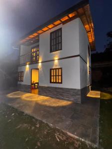 una grande casa bianca di notte con luci di Cabaña descanso a Guarne