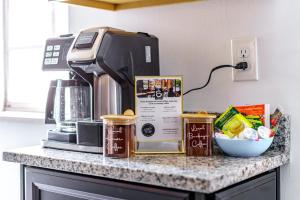 un bancone con macchinetta del caffè e cibo sopra di Jungle House Luxury Homes - Columbus Downtown Short North - Steps to Convention Center & Nationwide Arena - Sleeps up to 6 - Free Parking - Over 5,800 Five Stars a Columbus Altre 37 foto