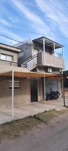 a house with a motorcycle parked in front of it at Departamento Tunuyan in Monte Hermoso