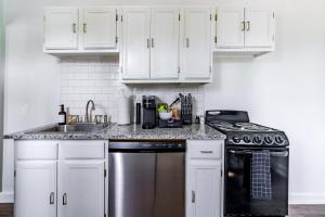Køkken eller tekøkken på Jungle House Columbus Downtown Free Parking Sleeps 6 - Steps to Convention Center & Nationwide Arena - 1BR Short North Luxury Home - Over 5,800 Five Star Stays