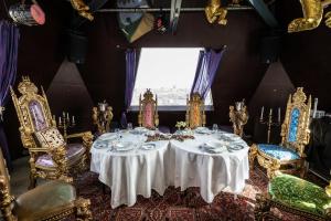 een eetkamer met een witte tafel en stoelen bij Crane Hotel Faralda in Amsterdam