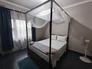 En eller flere senge i et værelse på Kalahari Sand Ridge Inn - Quiet Self-catering Eco Lodge Near Victoria Falls, Livingstone