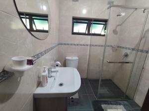 Et badeværelse på Kalahari Sand Ridge Inn - Quiet Self-catering Eco Lodge Near Victoria Falls, Livingstone + 25 billeder