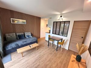 een kamer met een bed, een tafel en een bureau bij Ocean et Golf in Anglet