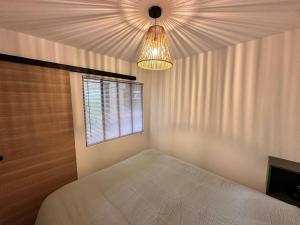 een slaapkamer met een bed en een plafond met een raam bij Ocean et Golf in Anglet +40 foto's