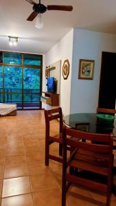 a living room with a glass table and a couch at Exelente Localiazação - 50m Enseada e Pitangueiras - Apt Saint Patrick in Guarujá