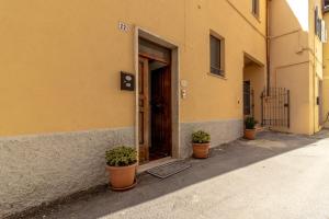 a building with potted plants in front of a door at Altobelli Apartment in Rieti