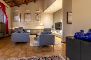 a living room with two chairs and a couch at Altobelli Apartment in Rieti