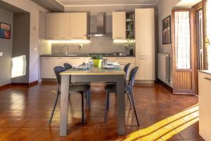 a kitchen and dining room with a table and chairs at Altobelli Apartment in Rieti