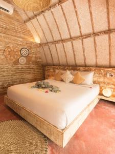 een slaapkamer met een bed met knuffels erop bij Villa Palma Gili Meno - Private Pool - Adult Only in Gili Meno +24 foto's