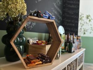 a table with a box ofocolates and a vase at B&B In de Kathoek in Blokzijl