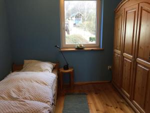una piccola camera da letto con un letto e una finestra di Idylla - Cottage in Lower Silesia a Duszniki Zdrój