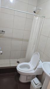 Et badeværelse på LA COLINA Casa-Hospedaje + 79 billeder