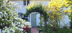 Zahrada ubytování Ashdown Forest character cottage, 18th Century