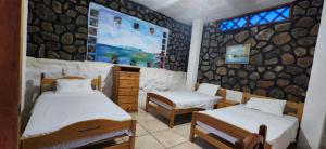 En eller flere senge i et værelse på Penguin Hostel + 35 billeder