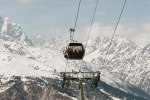 メスティアにあるShgedi Mestiaの雪山のゴンドラ乗り