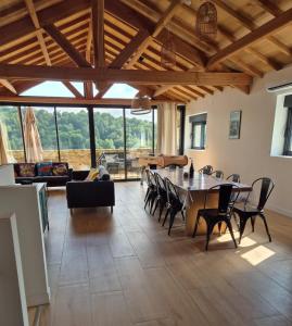 Nhà hàng/khu ăn uống khác tại Aubié superbe propriété pour 20 avec piscine