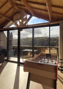 Cảnh núi rừng hoặc tầm nhìn ra núi từ nhà nghỉ dưỡng