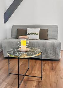 a living room with a couch and a glass table at Charme alsacien avec piscine, proche Strasbourg et Grand Ried in Nordhouse