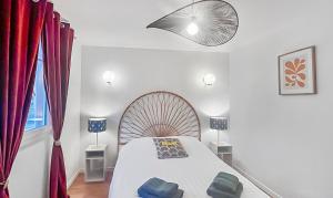 una camera da letto con un letto con tende rosse di Escapade Alsacienne Le Printemps - Entre Strasbourg et Colmar 