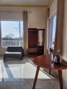 a bedroom with a bed and a table with a coffee table at Himora Bir in Bīr