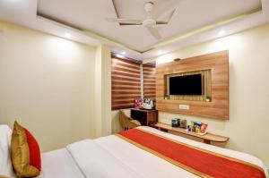 a bedroom with a bed and a flat screen tv at Hotel Ruhi Dx - Near New Delhi Railway Station & Connaught Place in New Delhi