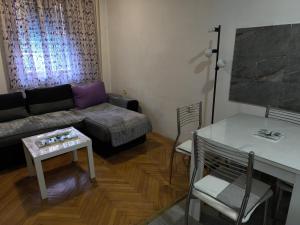 un soggiorno con un divano e un tavolo di Jednosoban stan centar Ela, a Pirot