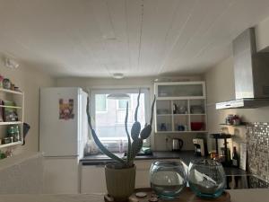 Una cocina o kitchenette en Townhouse with free parking 9 fotos más