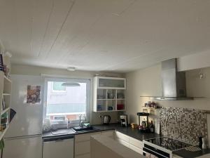 Una cocina o kitchenette en Townhouse with free parking