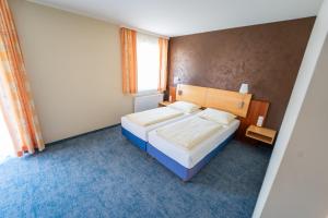 een hotelkamer met een bed en een raam bij Gasthof - Landhotel Ernst in Untermühl +81 foto's