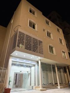 een groot gebouw met een voordeur en een gebouw met bij استديو كلاود in Al Baha
