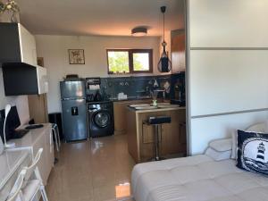 een keuken met een wasmachine en droger in de kamer bij Paradise Bay D8 Apartment in Sozopol