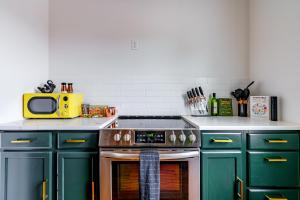 Nhà bếp/bếp nhỏ tại Jungle House Chillicothe - Luxury Downtown Homes Free Parking +73 ảnh