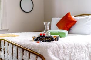 Giường trong phòng chung tại Jungle House Chillicothe - Luxury Downtown Homes Free Parking